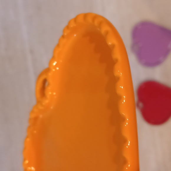 Williams-Sonoma Set of 4 Scalloped Heart Mini Plates - Picture 6 of 6